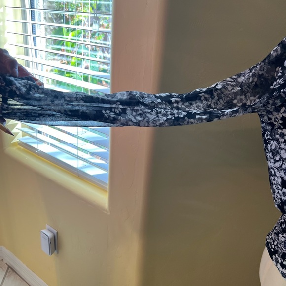 WhiteHouseBlack Market Black floral print wrap top with sheer sleeves size S - Picture 10 of 10